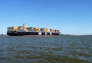 Containerschiff auf der Elbe