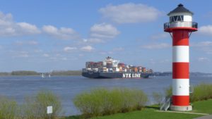 Containerschiff und Leuchtturm an der Elbe