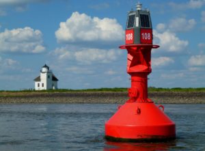 Fahrwassertonne auf der Elbe vor Stadersand